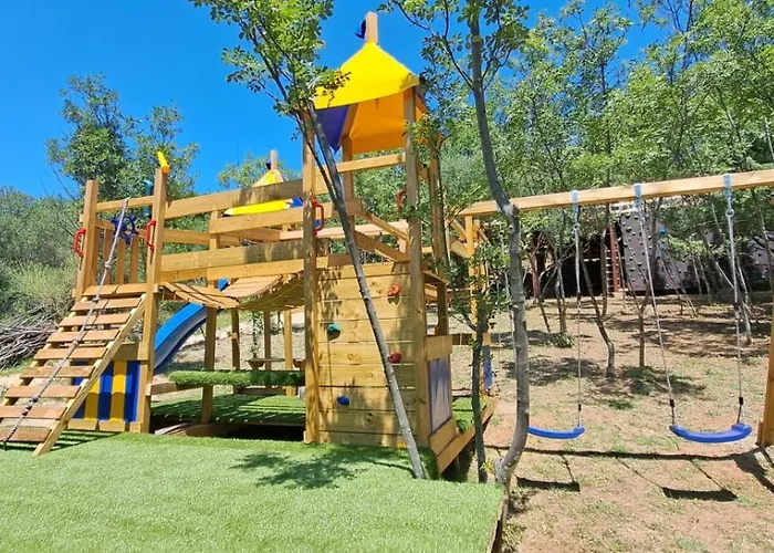 Treehouses Glamping Robinson Σπίτι διακοπών Ljubač