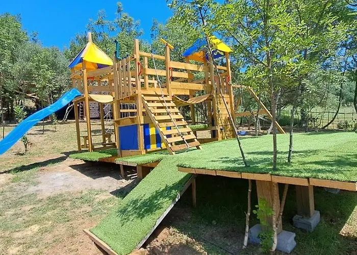 Treehouses Glamping Robinson Σπίτι διακοπών Ljubač